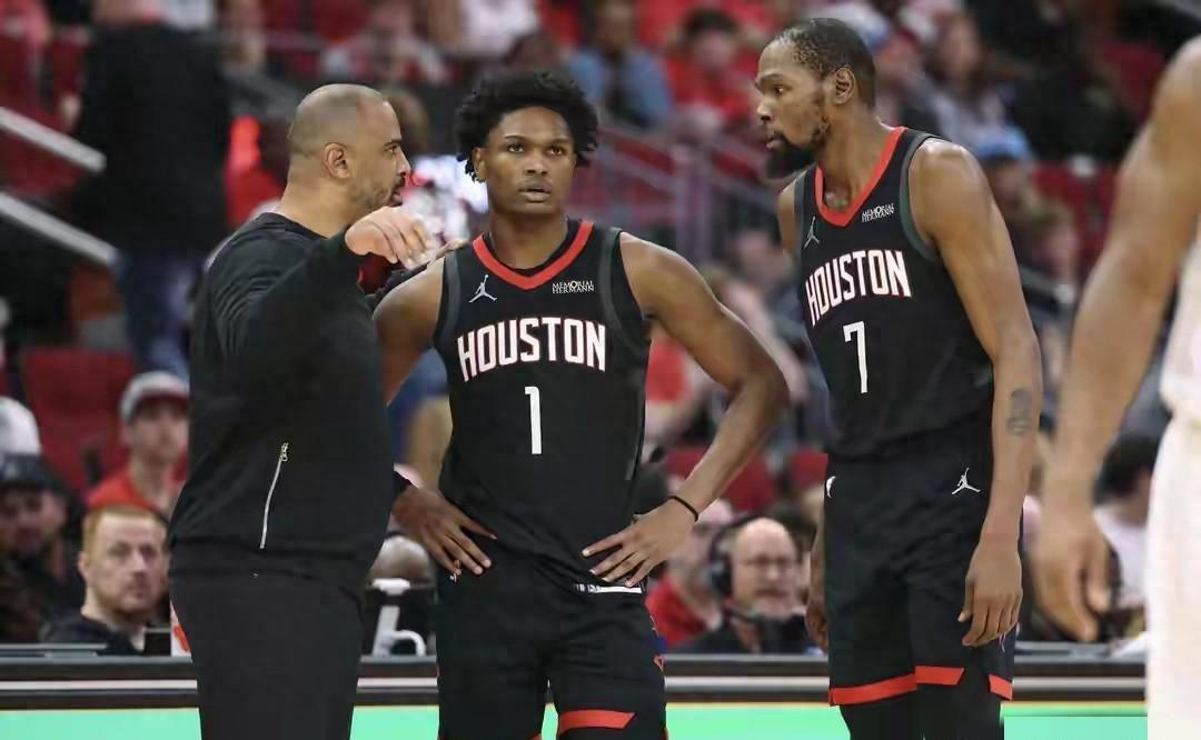 火箭又惨败!球迷心凉半截:杜兰特累死,年轻人装死?